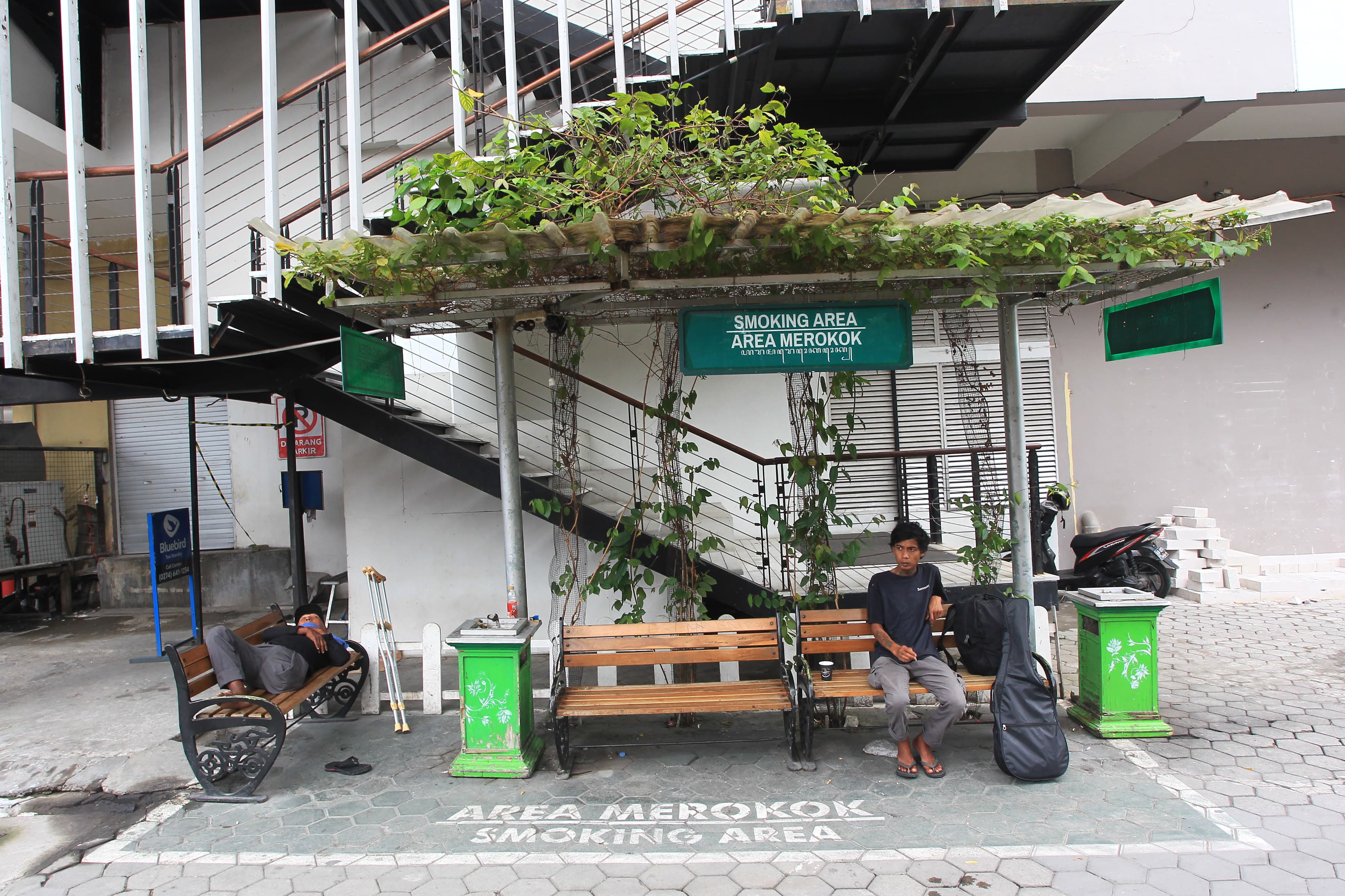 Warga merokok di area merokok atau smoking area di Jalan Perwakilan, kawasan Malioboro, Kota Jogja.