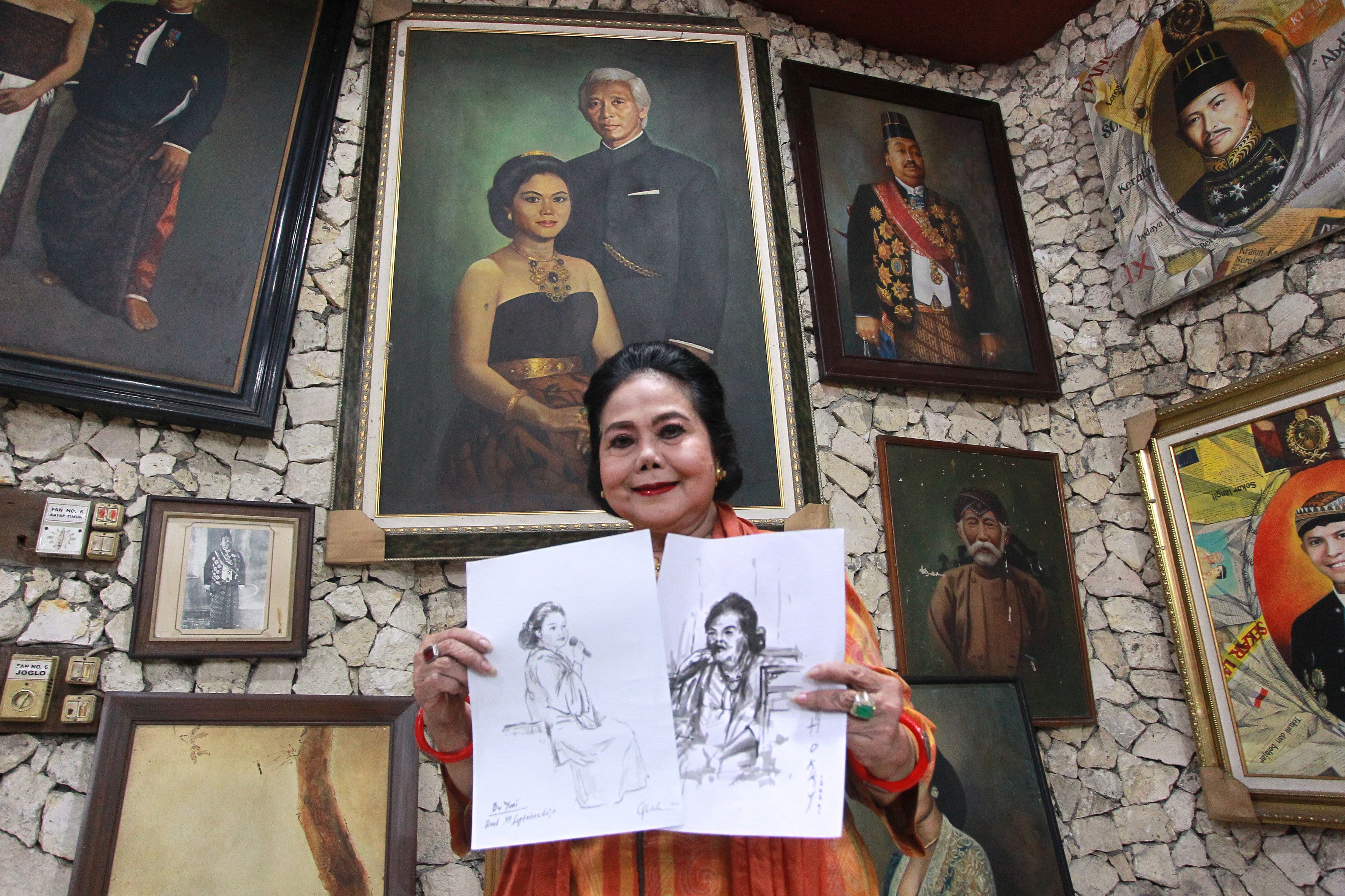 Yani Saptohoedojo, istri dari maestro seni rupa Indonesia Saptohoedojo, menunjukkan sketsa karya sejumlah siswa SMSR jelang acara Haul ke-99 Saptohoedojo, di Galeri Saptohoedojo, Sleman, Jumat (2/2).
