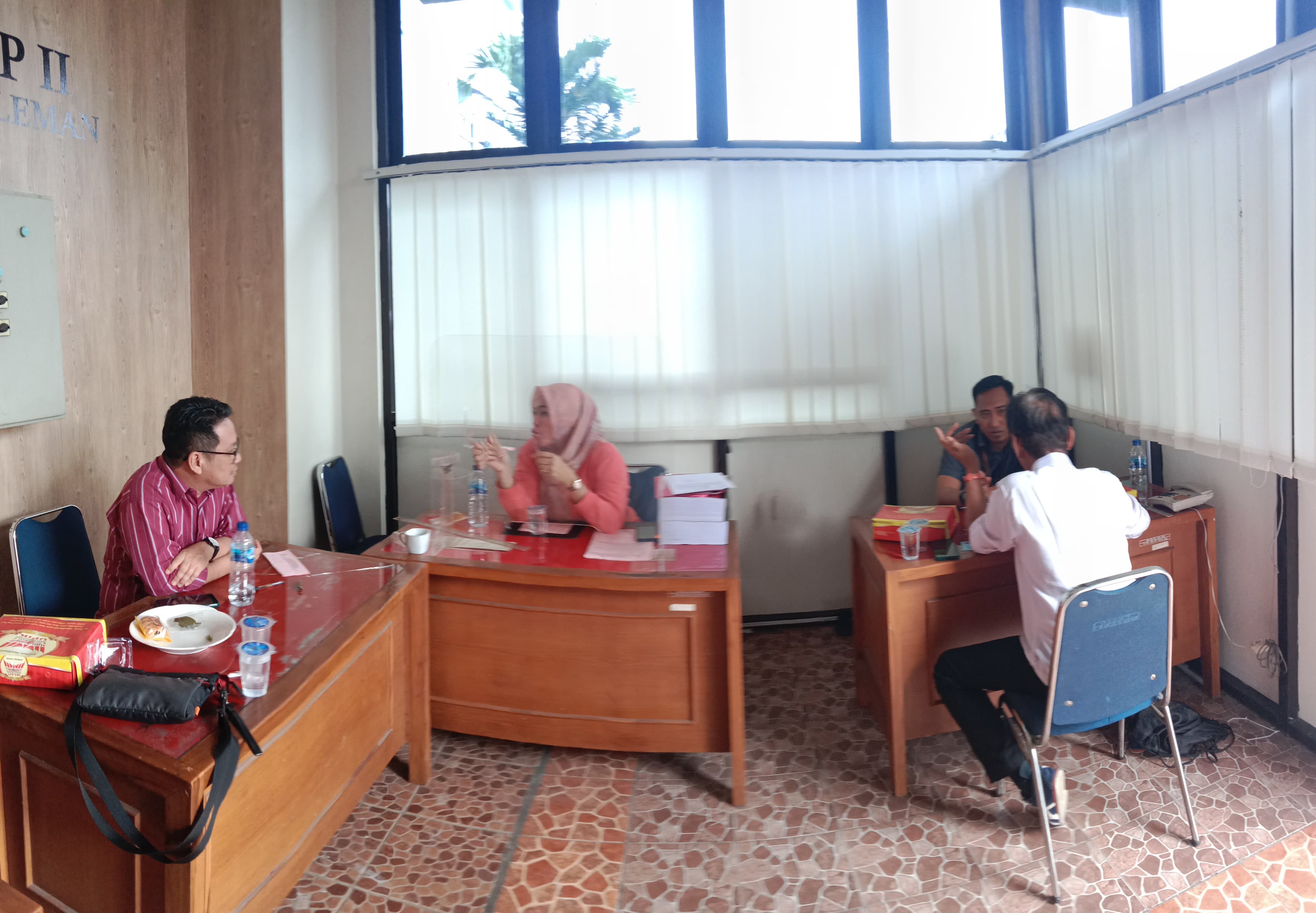 Suasana Tahap II Rumadi di Kantor Kejari Sleman yang diserahkan beserta barang buktinya.