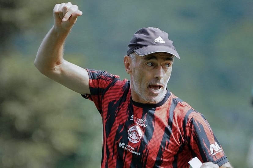 Pelatih Arema FC, Fernando Valente (ligaindonesiabaru)