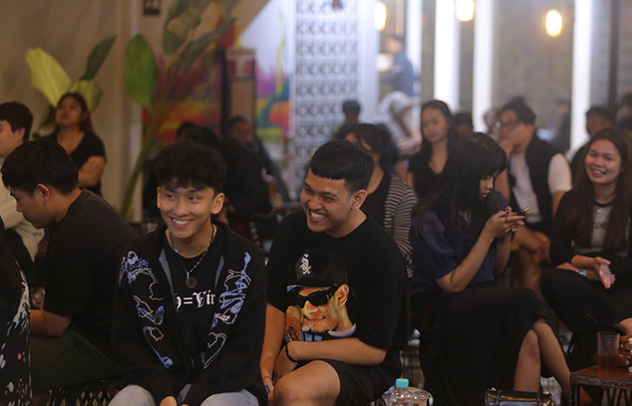 ANTUSIAS: Pengunjung saat mendengarkan dan ikut tertawa oleh materi yang disampaikan komika Komunitas Stand Up Comedy Jogja di Tilasawa Coffee kemarin (2/2).