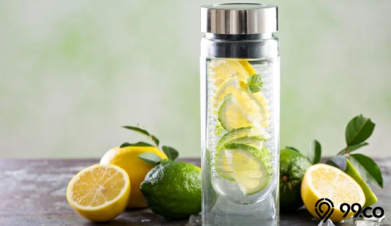 Infused water dari buah lemon dan jeruk nipis. Kaya khasiatnya bagi kesehatan tubuh.