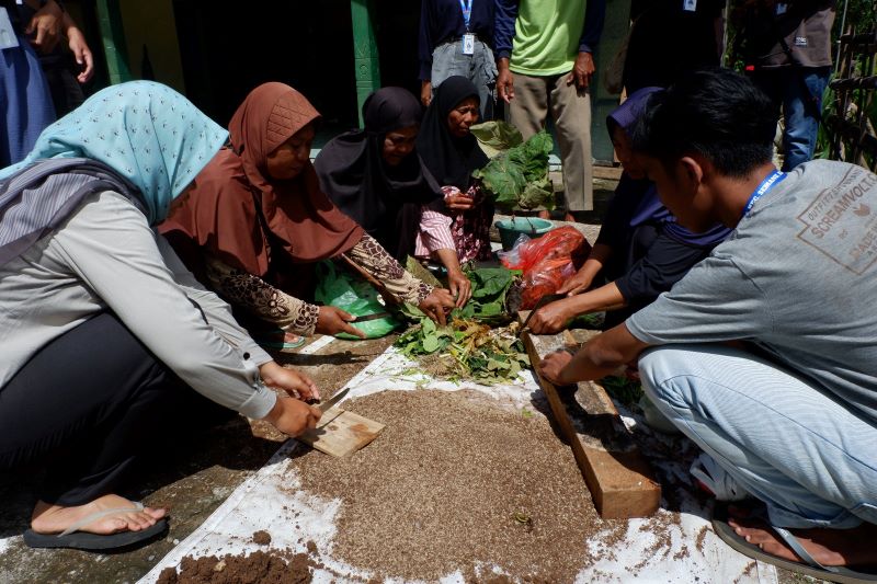 Proses pembuatan pupuk dari bahan limbah rumah tangga. Kegiatan ini program KKN PPM Mahasiswa UMBY.