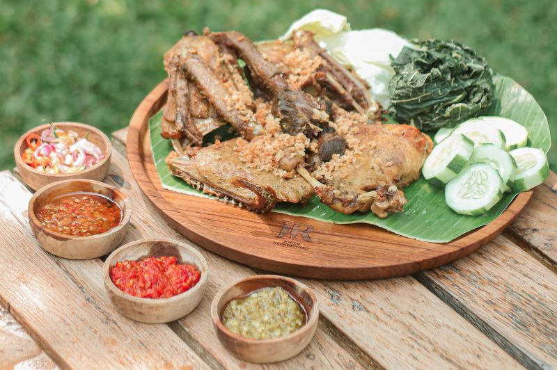 MENGGUGAH SELERA : Menu bebek dari Joglo Resodinomo. Meski terlihat wah, harga tidak menguras kantong.