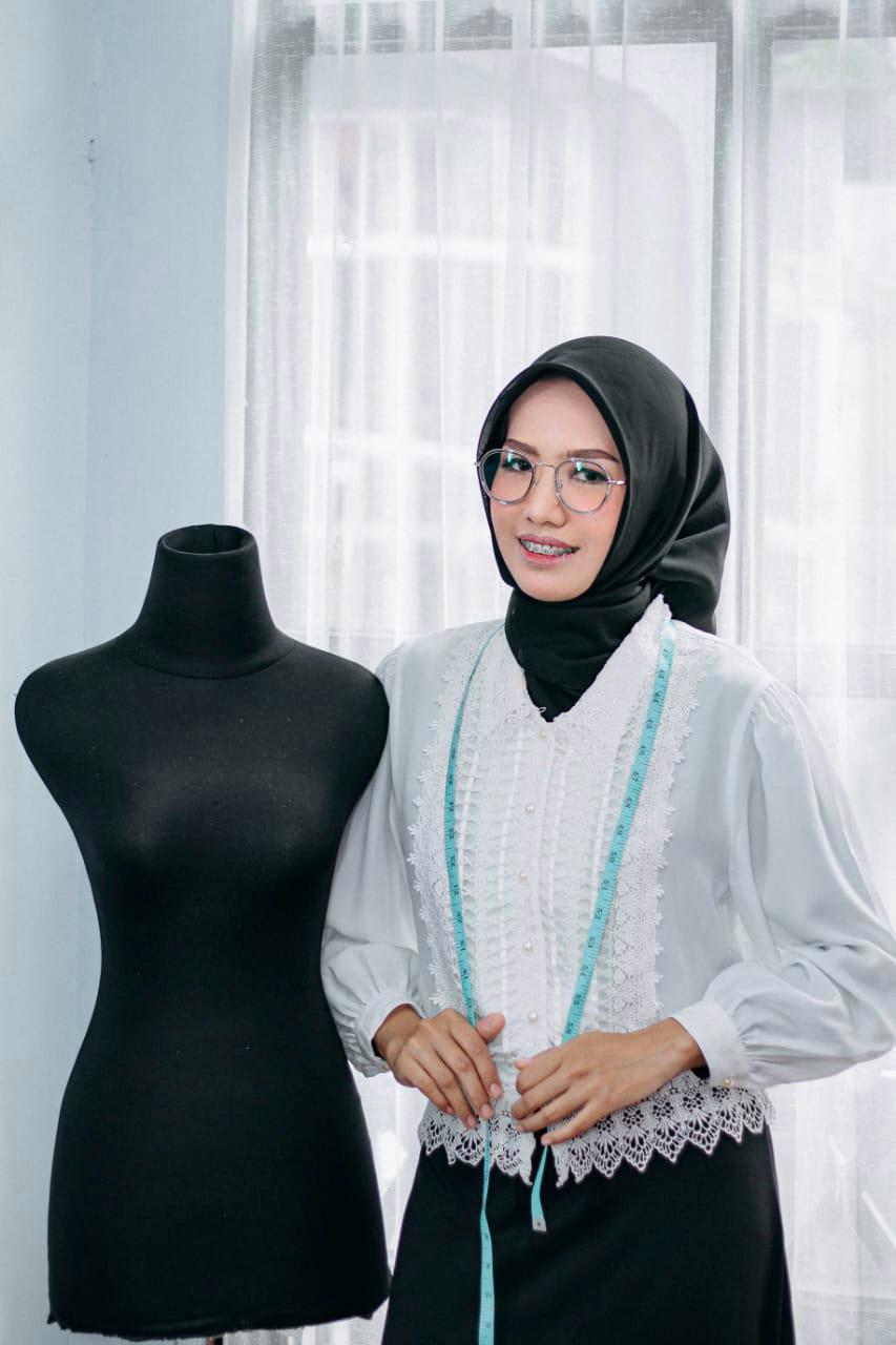 GIGIH: Indah Siska Pratiwi menggeluti dunia fashion sejak 2007 silam. Karena keuletannya, kini dia berhasil menjadi fashion designer.