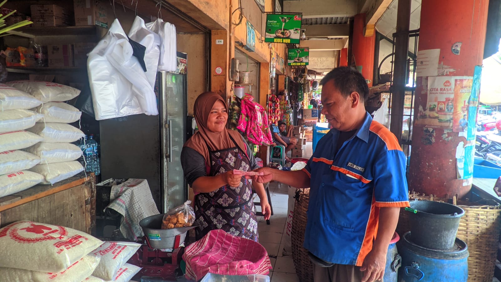 LARIS: Transaksi jual beli di Pasar Argosari, Wonosari, Kabupaten Gunungkidul, Sabtu (3/2).