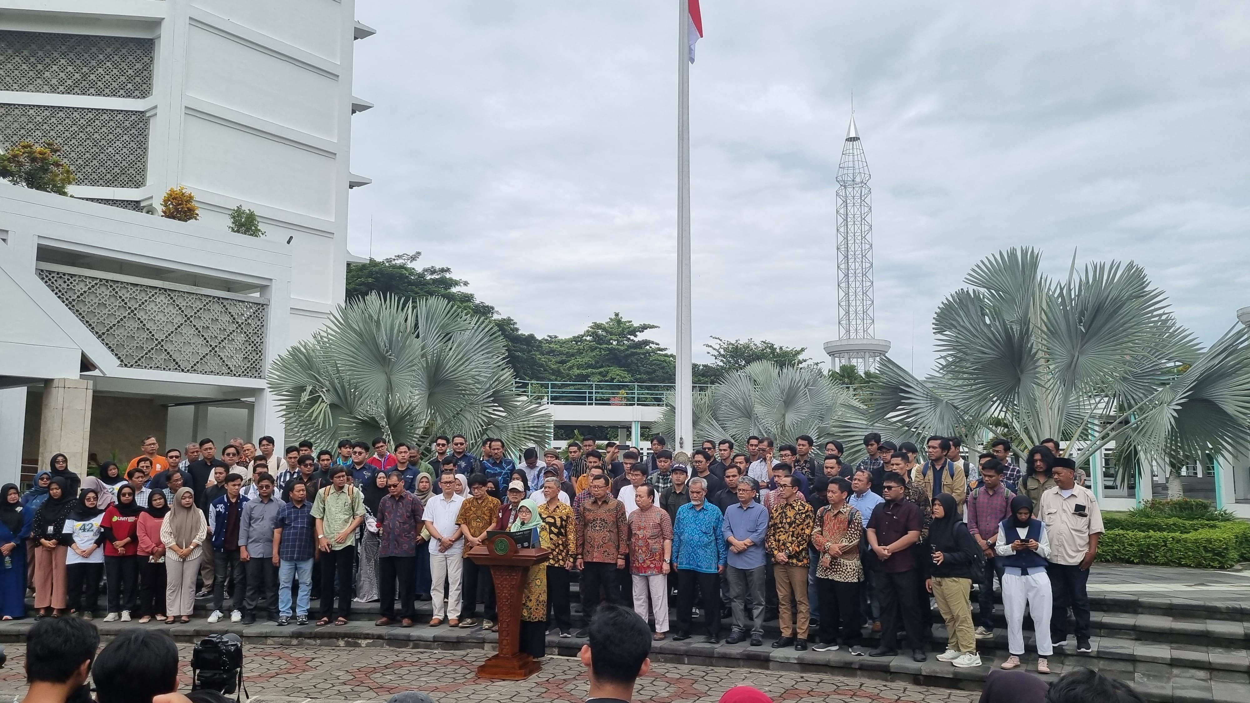 Sesi orasi dan pernyataan sikap UMY terkait penyelewengan proses demokrasi di Indonesia, pernyataan sikap tersebut jadi seruan nyata dari pihak kampus sebagai institusi pendidikan yan
