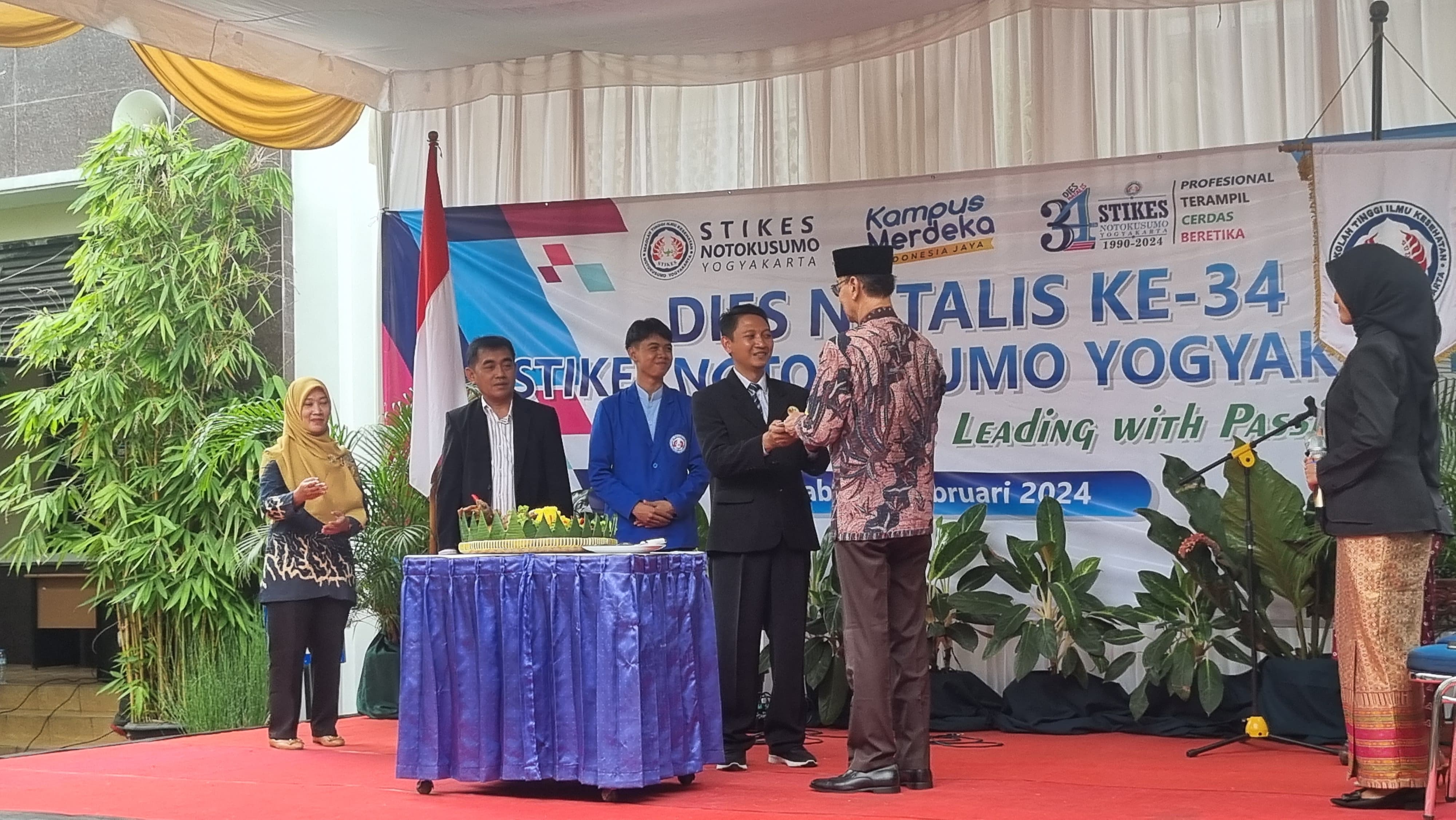 SEMARAK: Acara puncak perayaan Dies Natalis ke-34 Stikes Notokusumo Yogyakarta yang dihadiri segenap civitas akademika mulai dari dosen, staf hingga para mahasiswa.