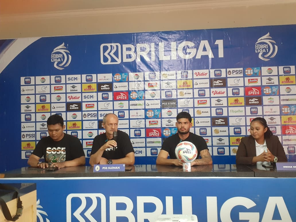 FIGHT: Pelatih kepala PSS Sleman Risto Vidakovic dan Kiper PSS Sleman Anthony Pinthus saat prematch di Stadion Sultan Agung (SSA) Bantul, Sabtu (3/2).