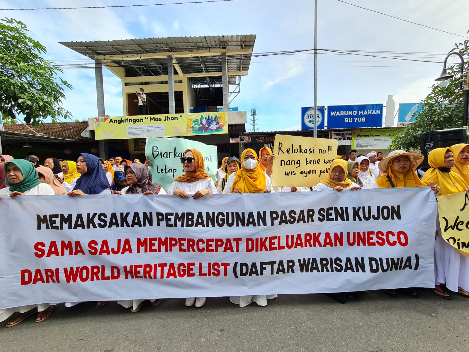 DOA BERSAMA: Ribuan pedagang di kompleks Taman Wisata Candi (TWC) Borobudur mengikuti mujahadah sebagai bentuk penolakan pemindahan pedagang, Sabtu (3/2/2024).