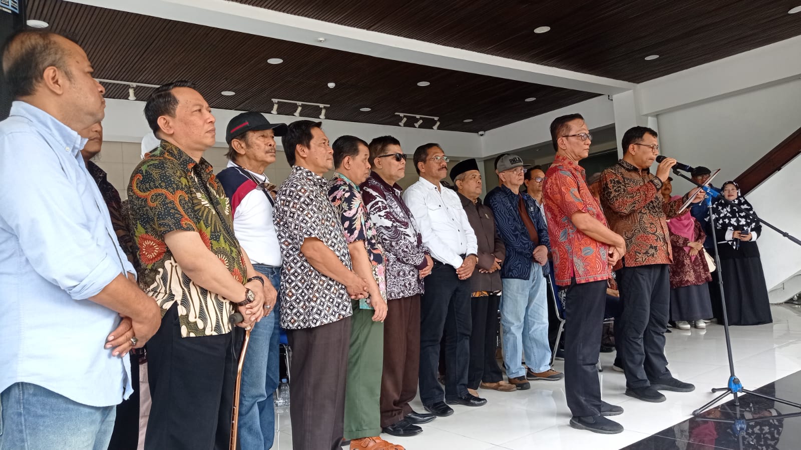 Para profesor dan akademisi dari lintas kampus di DIY saat membacakan seruan pada pemerintahan Jokowi