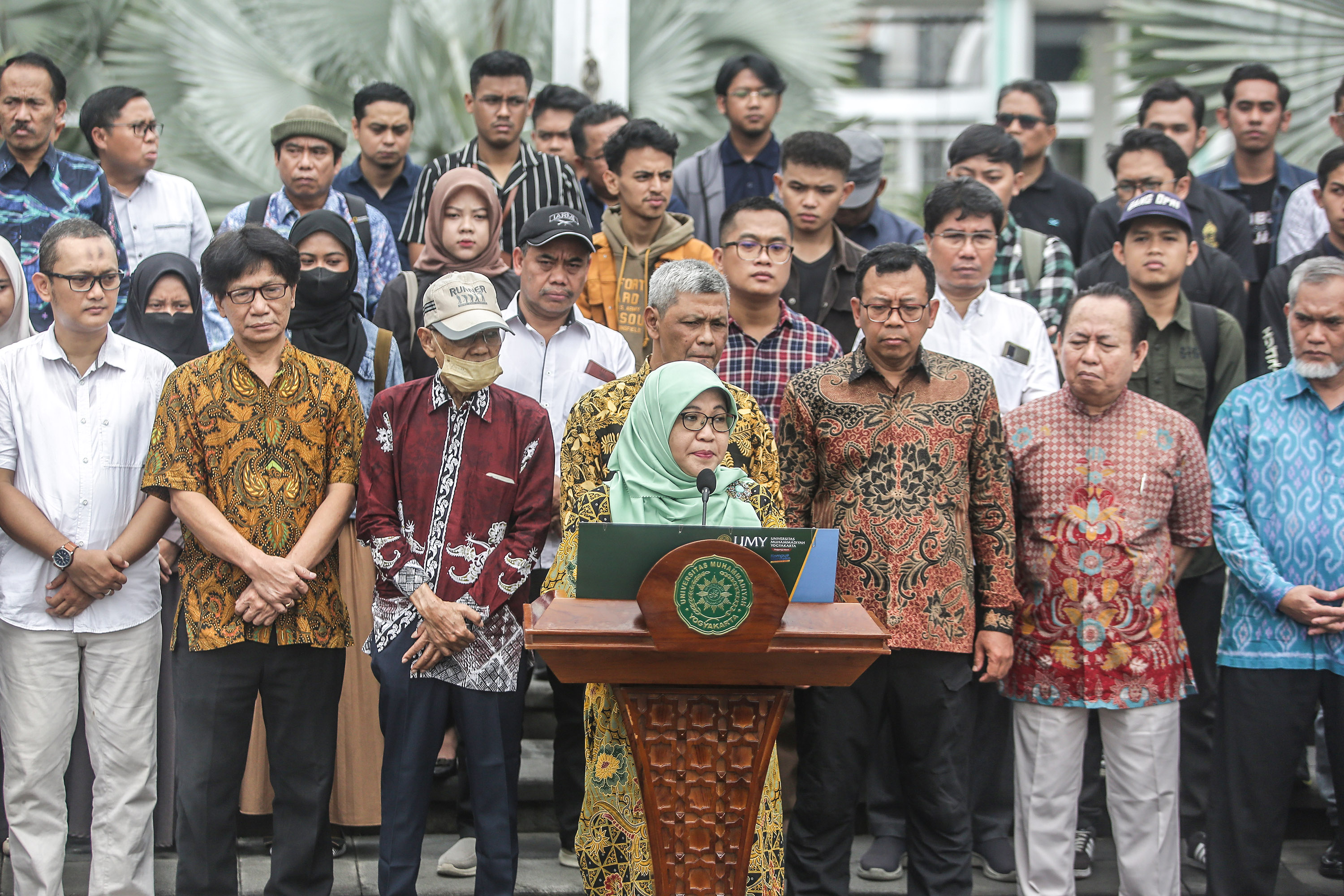 Anggota Dewan Guru  Besar UMY, Akif Khilmiyah membacakan pesan kebangsaan dan imbauan moral kepada penyelenggara negara di kawasan Bundaran Air mancur, Kamus UMY, Bantul, Sabtu (3/2). Kegiatan itu digelar untuk menyerukan kritikan civitas akademika UMY te