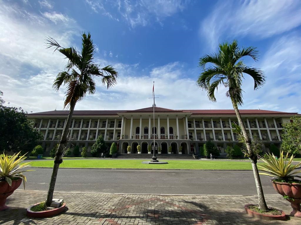 Beberapa perguruan tinggi negeri (PTN) seperti UGM dan ITB telah menjalin kerja sama dengan fintech atau pinjaman online (pinjol) Danacita untuk  skema pembiayaan pendidikan bagi mahasiswanya.