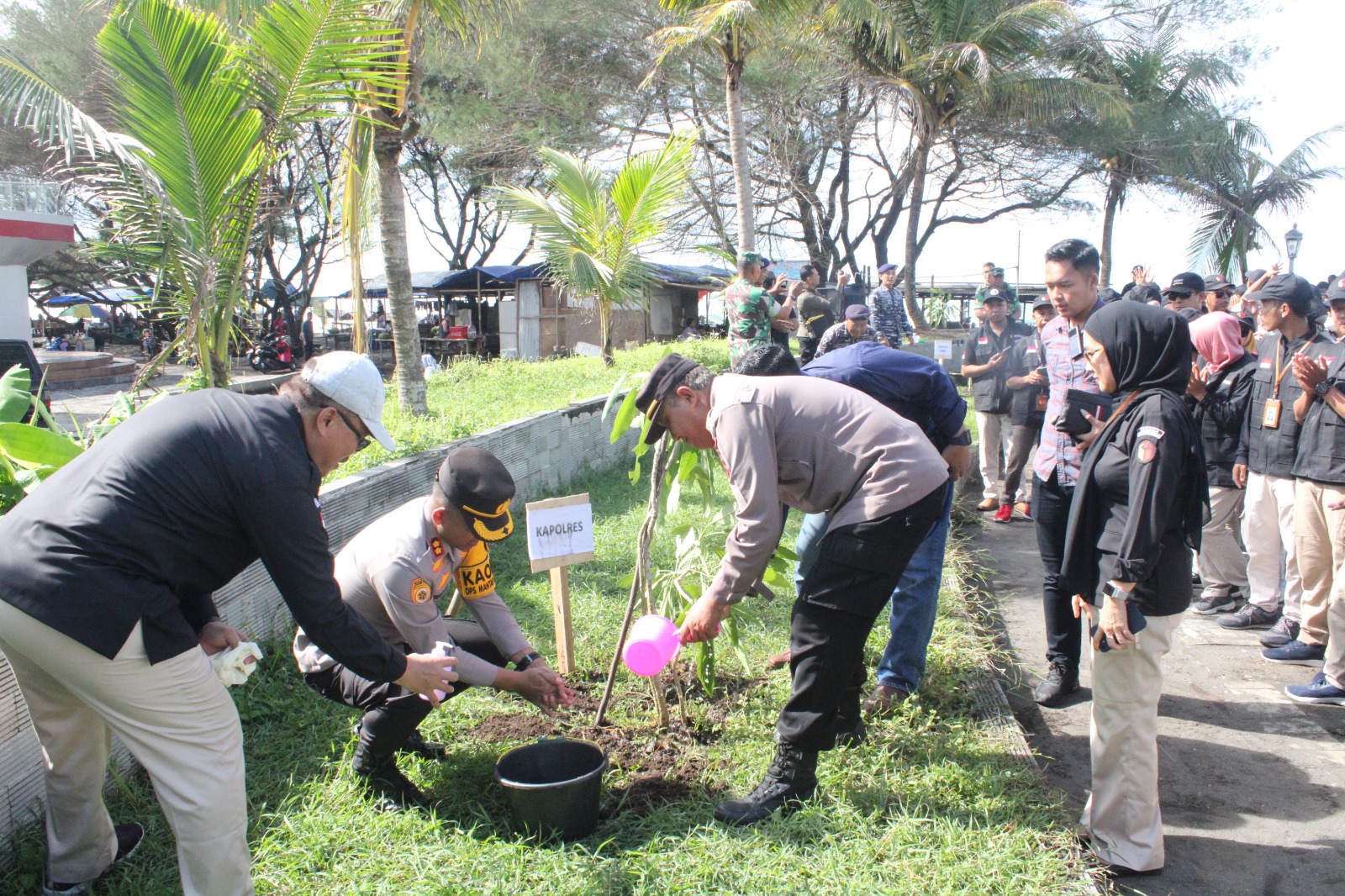 Ratusan pengawas pemilu di Kabupaten Purworejo ikuti apel siaga jelang hari pemungutan suara Pemilu 2024. Usai apel siaga, kegiatan dilanjutkan dengan menanam pohon dan bersih-bersih pantai