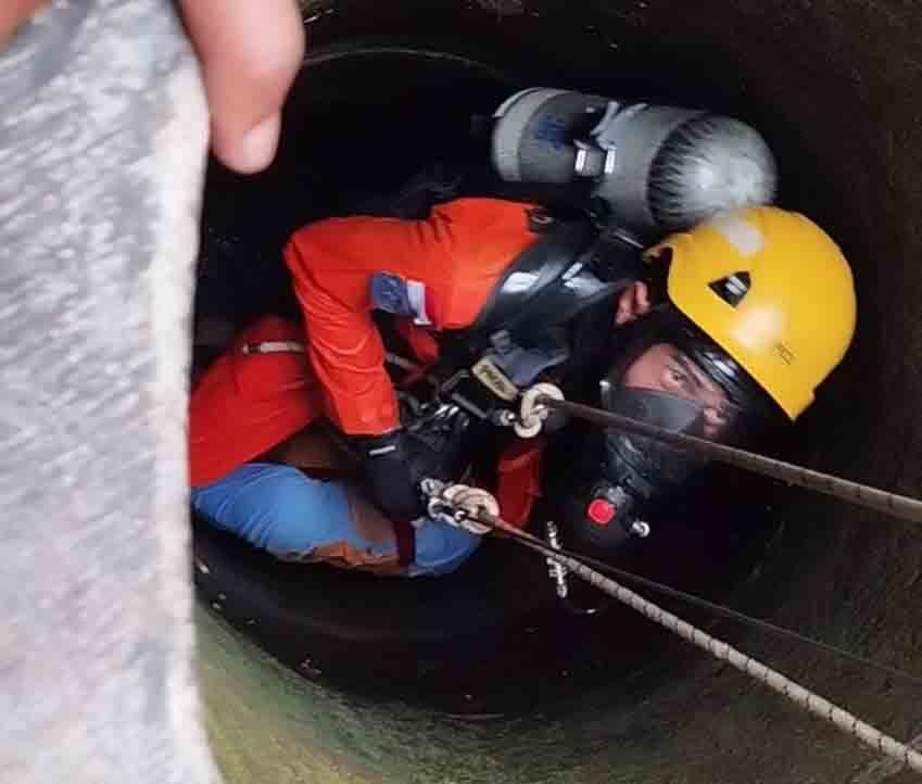 EVAKUASI: Petugas saat mengeluarkan Suhud dari dalam sumur di rumahnya Bambanglipuro Sabtu (3/2).