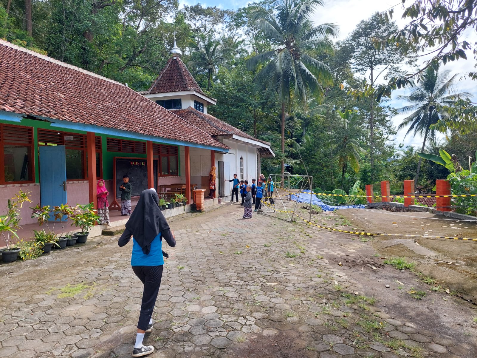 SEMANGAT: Kegiatan belajar mengajar di SDN Sungapan tetap berlangsung walaupun mengalami longsor di bagian tanggul.
