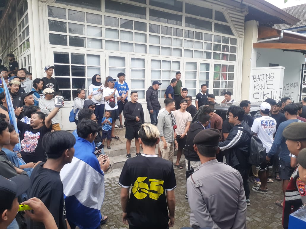 AYDK: Ratusan suporter PSIM Jogja saat menyambut kedatangan para penggawa Laskar Mataram di Wisma PSIM Jogja, Minggu (4/2).