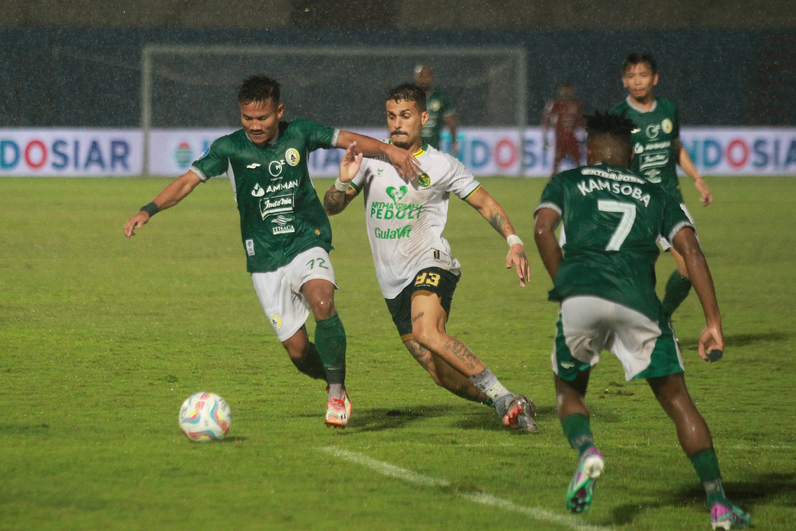 IMBANG: Pemain PSS Sleman berduel dengan pemain Persikabo 1973 di Stadion Sultan Agung (SSA), Bantul, Minggu (4/2) malam.
