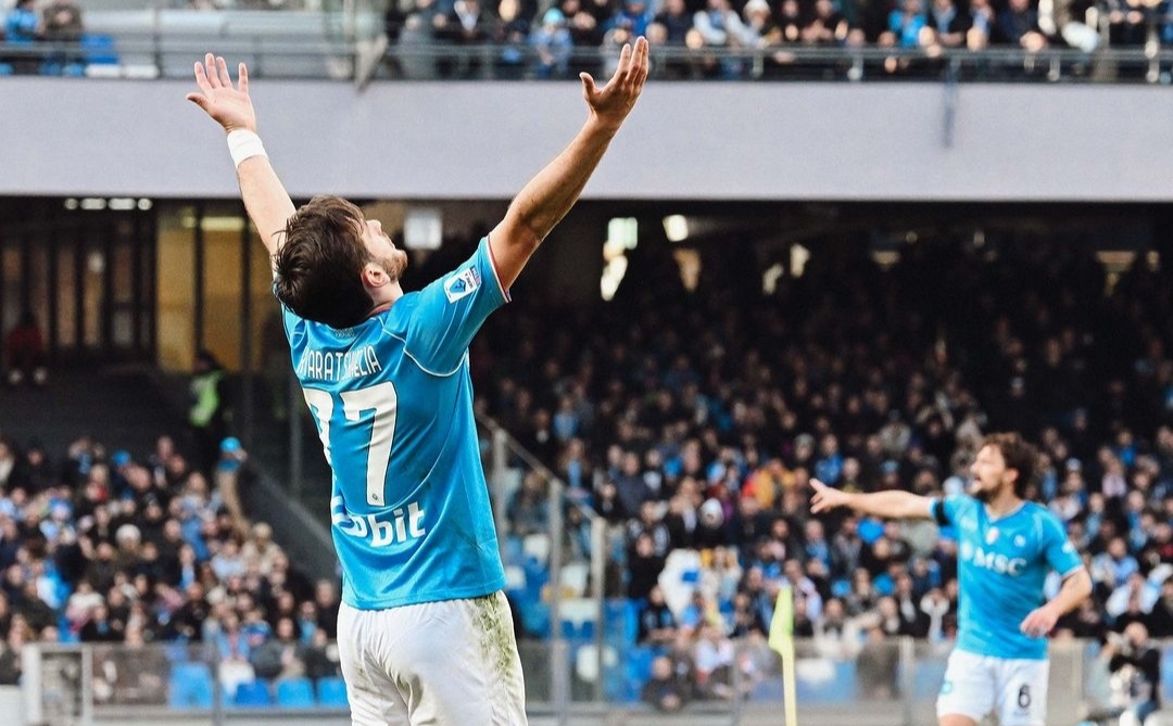 Selebrasi Khvicha Kvaratskhelia usai jebol gawang Hellas Verona (ig officialsscnapoli)