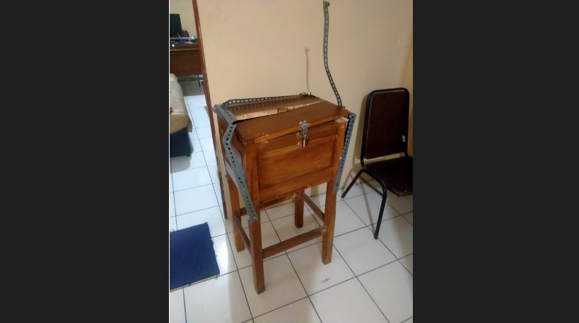 Barang bukti kotak infaq yang dirusak pelaku.