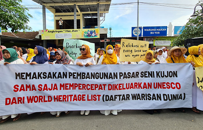 DOA BERSAMA: Ribuan pedagang di kompleks Taman Wisata Candi (TWC) Borobudur mengikuti mujahadah sebagai bentuk penolakan pemindahan pedagang Sabtu (3/2).&nbsp;