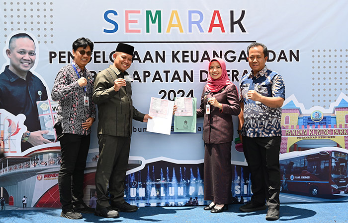 TERBUKA: Bupati Kebumen Arif Sugiyanto membuka kegiatan transparansi anggaran APBD 2024 sekaligus program pembayaran PBB satu hari lunas.&nbsp;