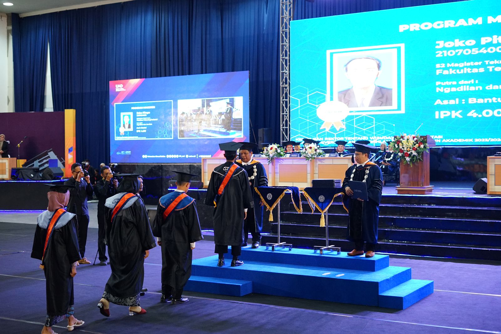 Sidang terbuka senat dengan agenda wisuda UAD Jogja digelar di Gedung Jogja Expo Center (JEC) pada Sabtu (04/11/2023).
