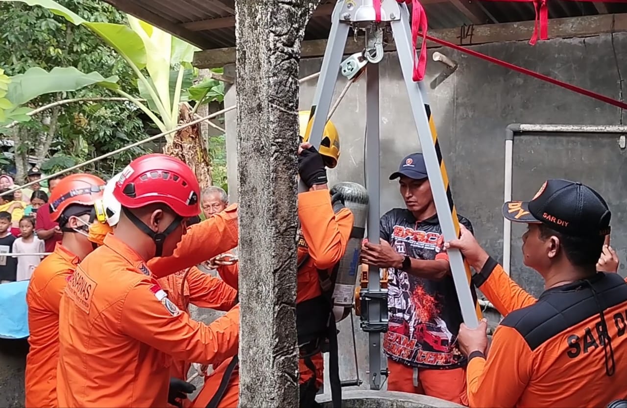 Evakuasi (alm) Suhud yang berada di dasar sumur di rumahnya Bambanglipuro, Bantul, Sabtu (3/2/2024).