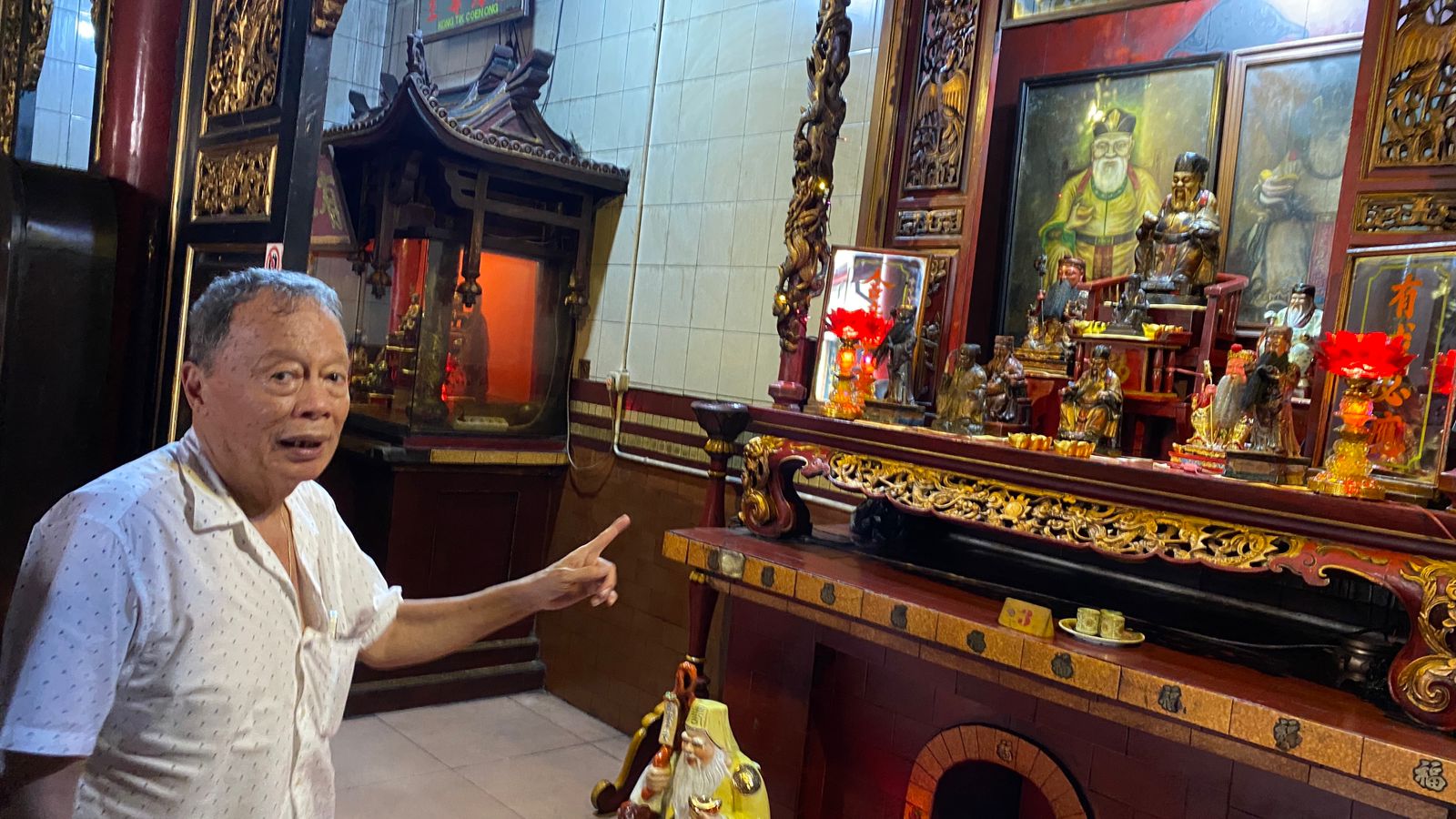 Ketua Yayasan Fuk Ling Miauw, Ang Ping Siang sedang menjelaskan Dewa-dewa yang ada di Klentheng Fuk Ling Miauw, Minggu (4/1/2024).
