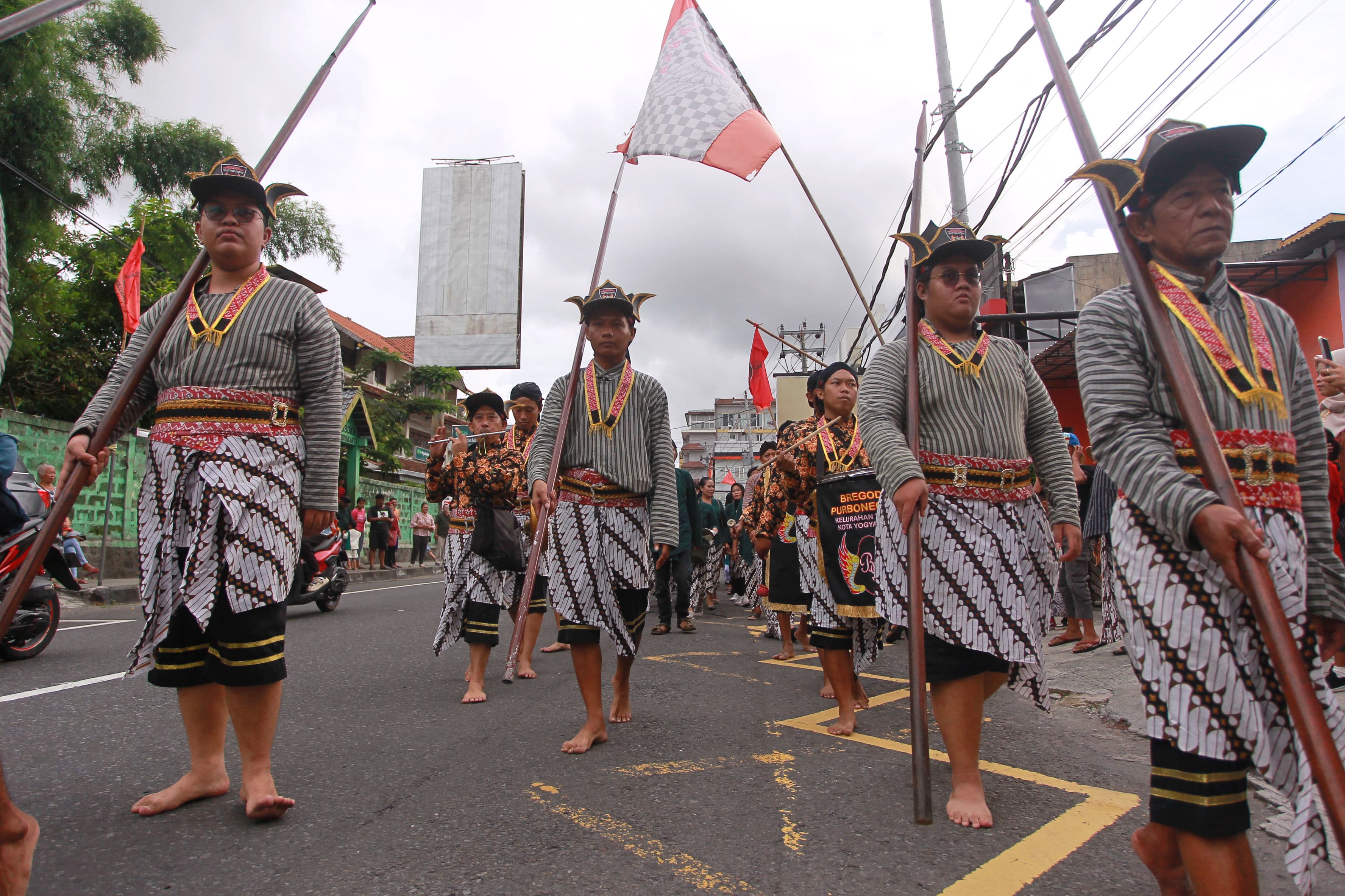 Sejumlah warga Kampung Sagan melakukan ziarah makam leluhur pada gelar budaya Rejeban di Makam Carangsoka, Sagan, Gondokusuman, Kota Jogja, Minggu (4/2/2024).