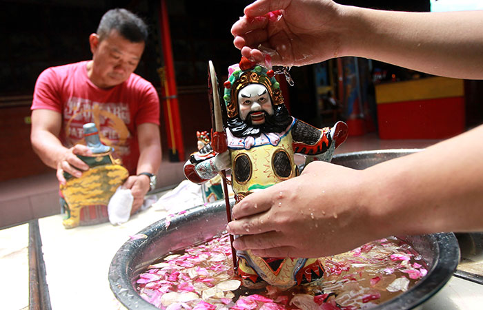 Warga Tionghoa saat mencuci rupang atau patung dewa  dewi. Ritual dilakukan dalam rangka menyambut perayaan Tahun Baru Imlek yang jatuh 10 Februari.
