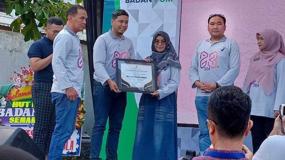 SINERGI: Kepala Dinkes Kota Magelang Istikomah menerima penghargaan dalam rangka peringatan HUT ke 23 BPOM di halaman kantor BPOM Semarang, Jumat (2/2/2024).