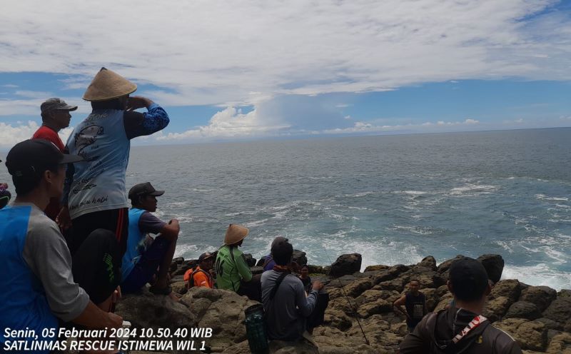 Lokasi kejadian hilangnya satu pemancing yang terseret ombak di Regisan Wediombo, Jepitu, Girisubo, Kabupaten Gunungkidul, Senin (5/1).