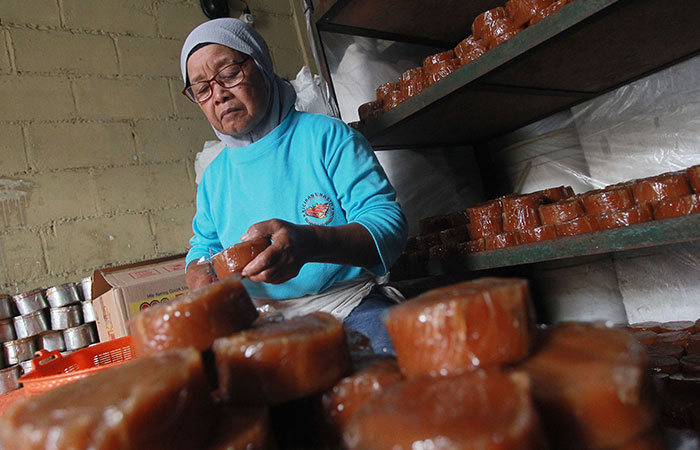 KHAS IMLEK: Proses pengemasan kue keranjang yang diproduksi di kawasan Tukangan, Danurejan, Kota Jogja, kemarin (1/2).  Permintaan kue keranjang jelang Imlek.GUNTUR AGA TIRTANA/RADAR JOGJA