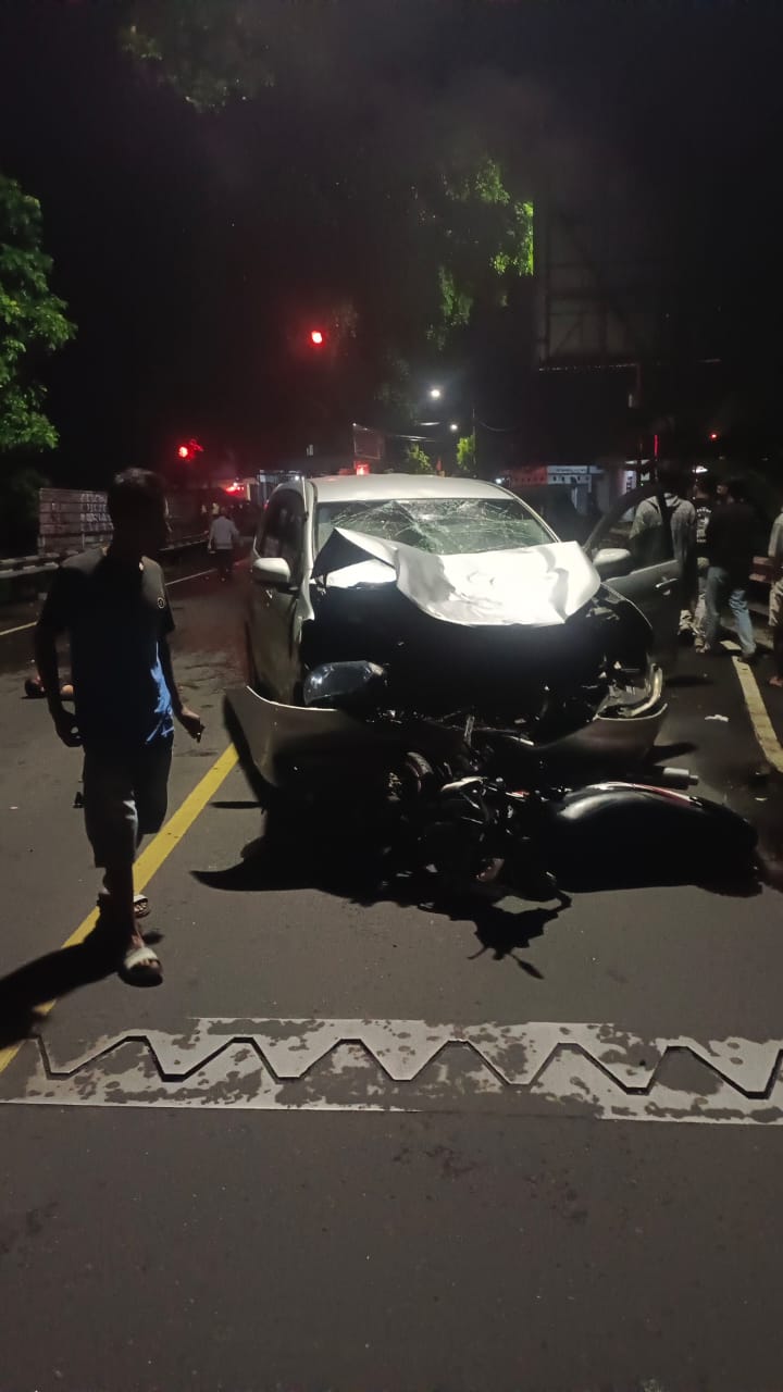 Kondisi mobil pasca tabrakan dengan pemotor di simpang empat Dusun Sumbermulyo, Kepek, Wonosari, Gunungkidul, Senin (5/2) pukul 04.50 WIB.