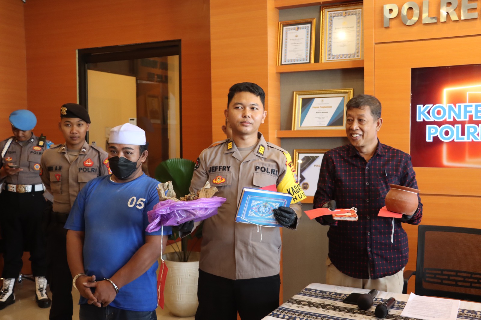TUNTASKAN: Kasi Humas Polres Bantul Iptu I Nengah Jeffry Prana Widnyana menjelaskan kasus penipuan dengan modus penggandaan uang di Mapolres Bantul beberapa waktu laku.