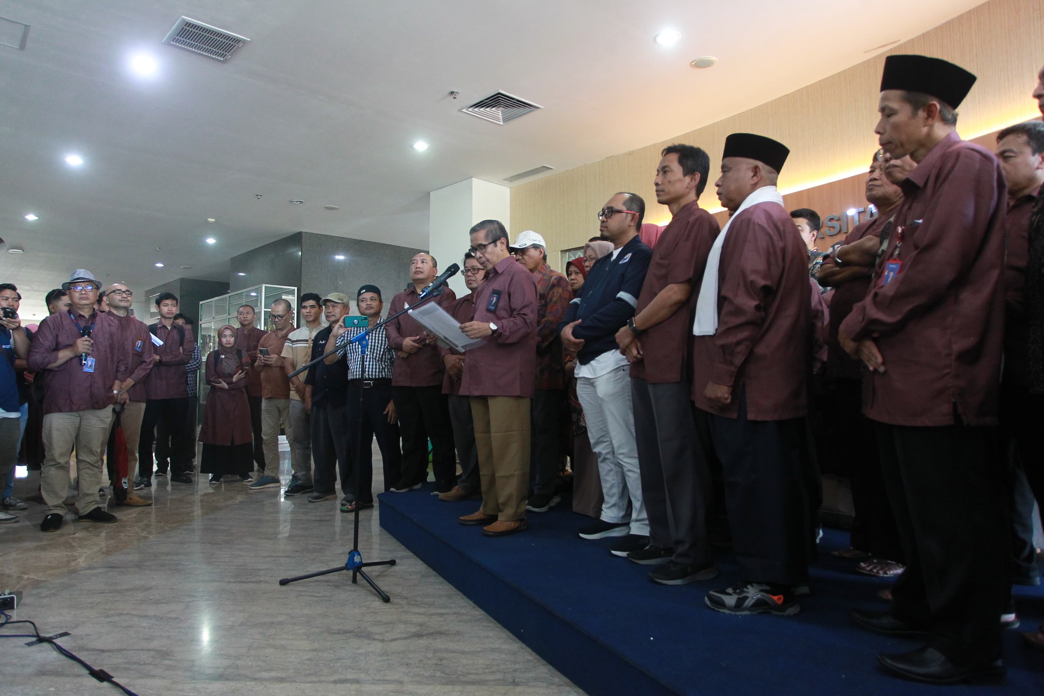 SEPAKAT: Civitas akademika Universitas Ahmad Dahlan (UAD) membacakan pernyataan Seruan Moral Demokrasi di Kampus 4 UAD, Senin (5/2).