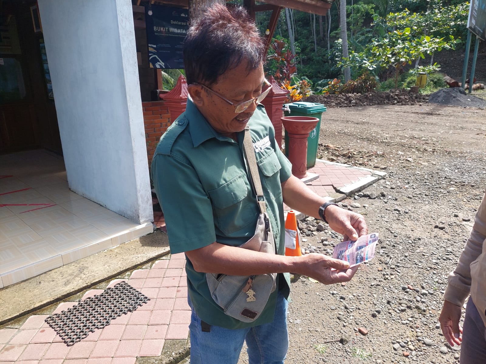 Petugas Pule Payung menjelaskan tiket retribusi di Waduk Sermo tidak termasuk objek wisata Pule Payung.