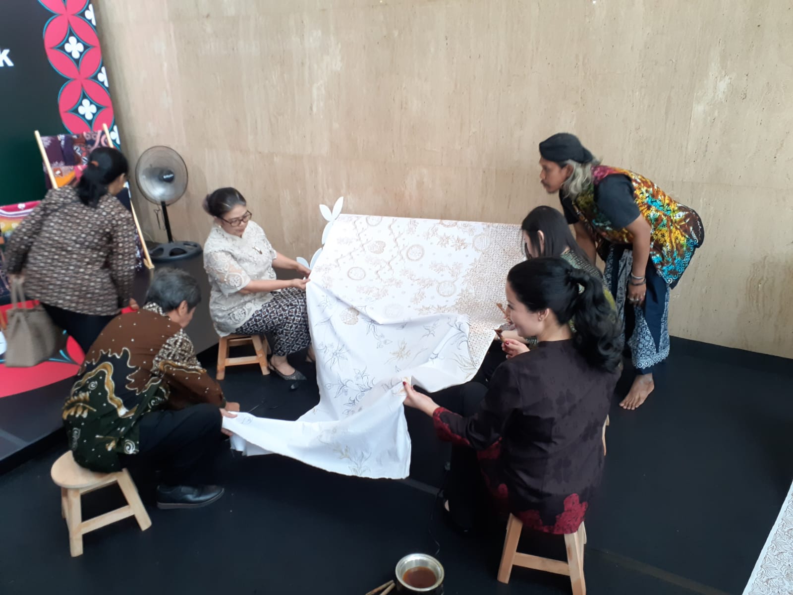 LESTARIKAN: Tokoh Pelestari Batik Gusti Kanjeng Bendara Raden Ayu (GKRBAy) Adipati Paku Alam X saat membatik dalam peluncuran #MelokalDenganBatik.