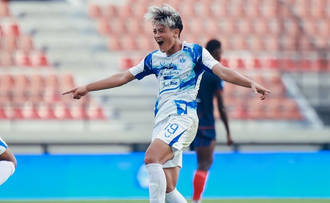 Selebrasi Alfeandra Dewangga usai cetak gol kedua ke gawang Arema FC (ig psisfcofficial)