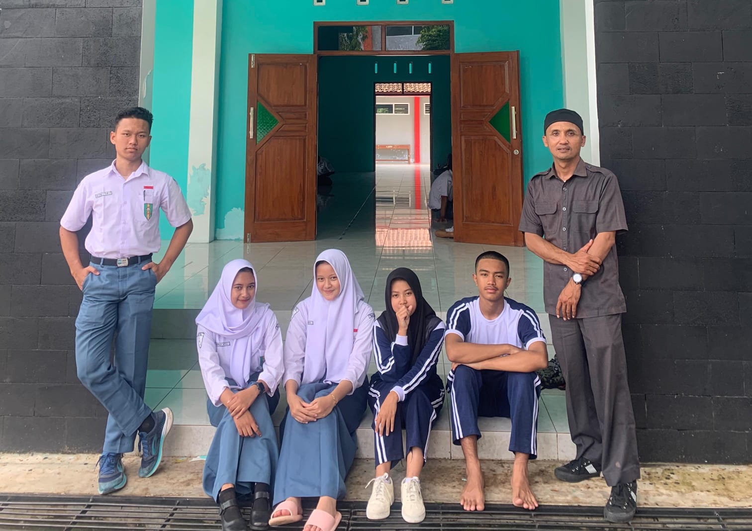 JUARA -  Guru Bimbingan Konseling (BK) SMK Muspla, Agus Priyo Wasono mendampingi anak-anak dalam pembuatan film pendek.