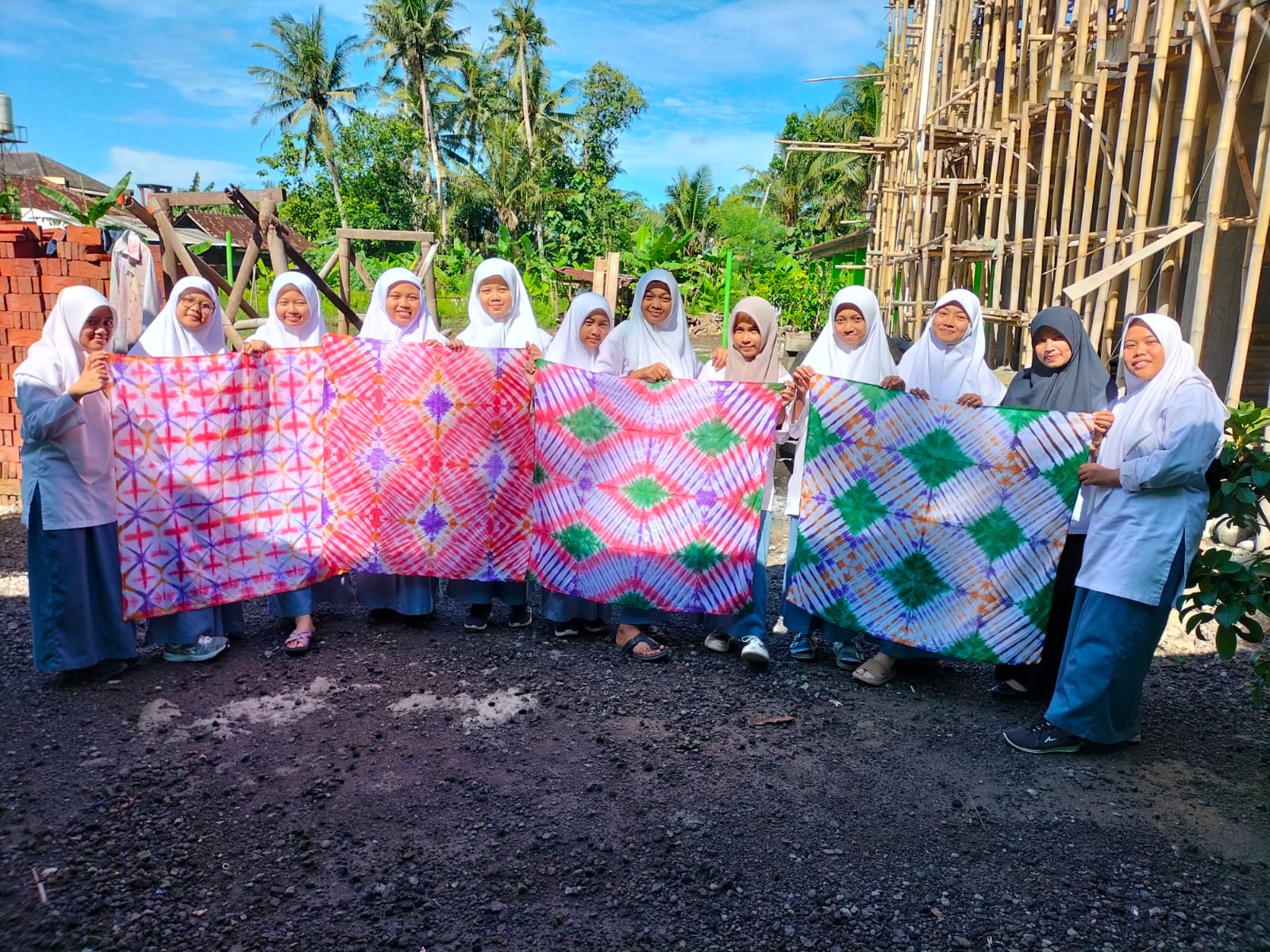 Madrasah Aliyah Darul Mushlihin Bantul (Madamusba) berhasil membuat karya batik menggunakan motif Jumputan pada taplak meja dalam P5P2RA.