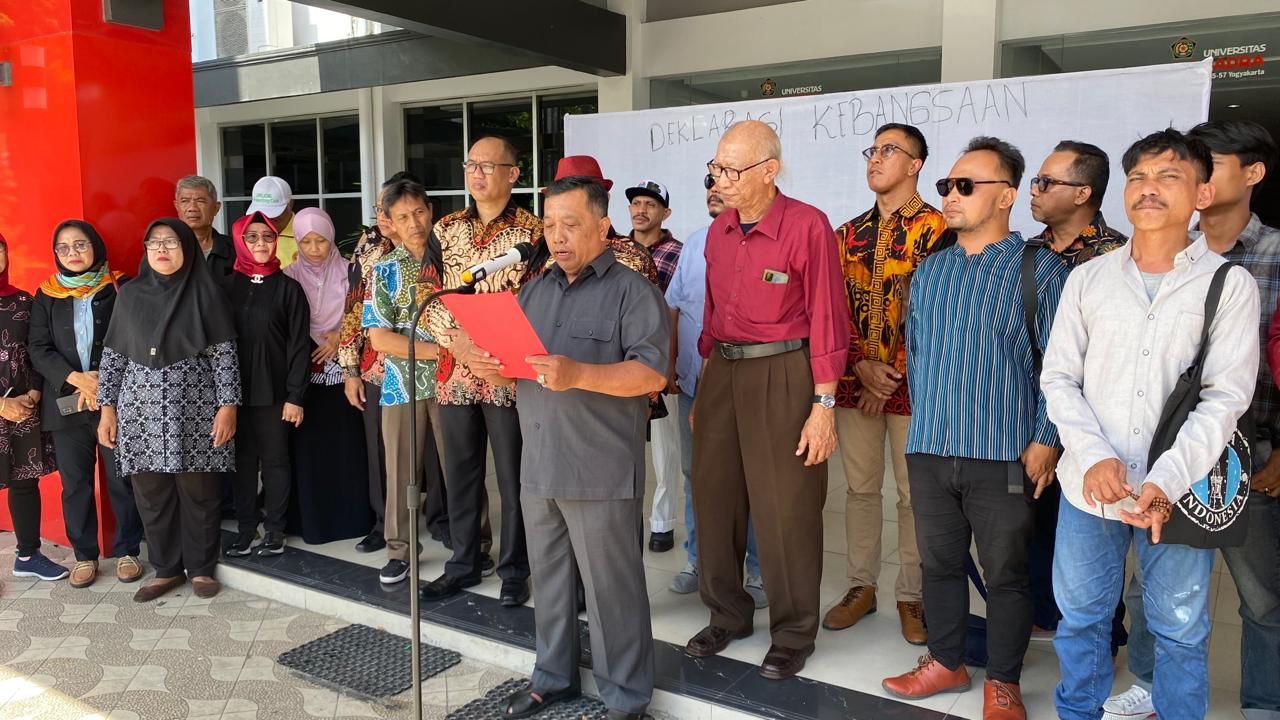 Pembacaan Petisi dalam acara deklarasi kebangsaan di Kampus Pusat Janabadra, Jogja, Senin (05/02/2024).