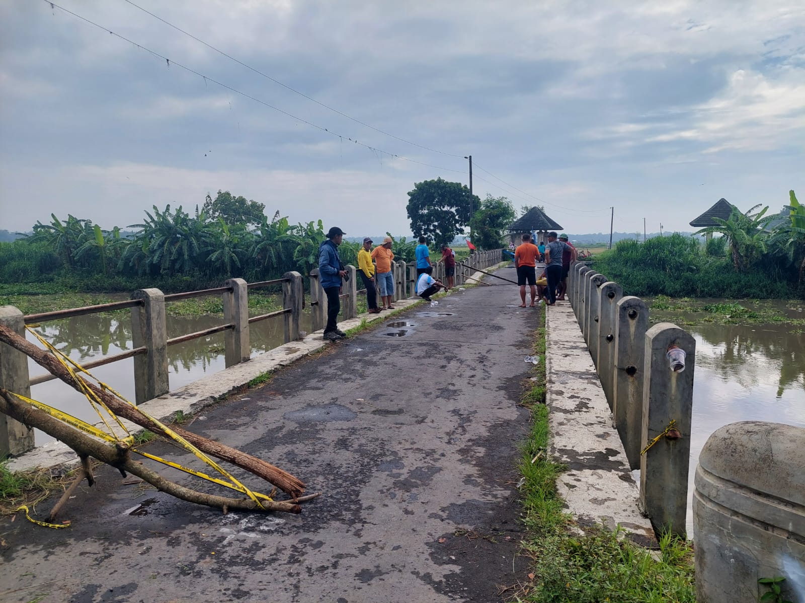 TAK LAYAK: Kondisi jembatan penghubung objek wisata Pantai Trisik atau Jembatan Linggan mengalami patah. DPUPKP Kabupaten Kulon Progo pun sudah melakukan pengecekan kerusakan.