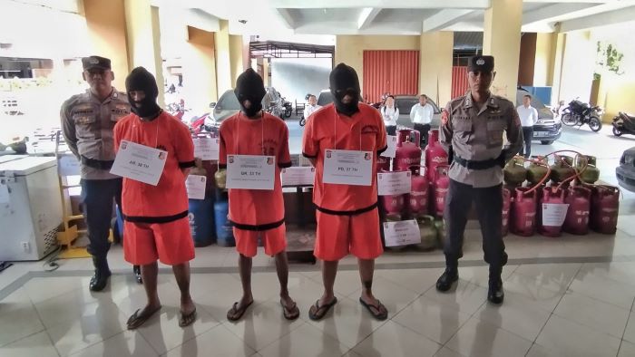 Tiga orang tersangka yang diamankan aparat Polda DIY atas penyalahgunaan tabung LPG