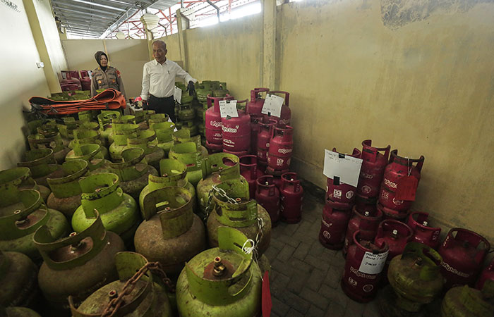 PENYALAHGUNAAN GAS SUBSIDI: Polisi menunjukkan barang bukti dari ketiga tersangka pengoplos gas elpiji 3 kilogram ke non-subsidi di Mapolda DIJ.ELANG KHARISMA DEWANGGA/RADAR JOGJA