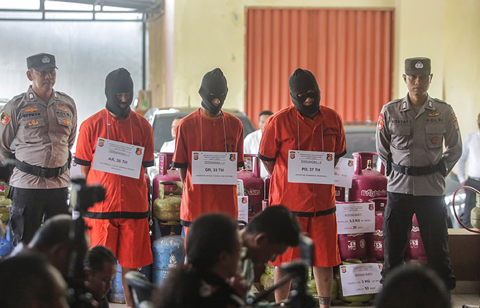 UNTUNG RP 700 JUTA: Tiga  tersangka pengoplos gas elpiji  subsidi ke gas ukuran 5,5 kg  dan 12 kg yang ditangkap  Ditreskrimsus Polda DIJ.