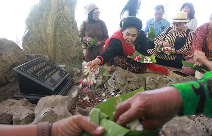 99 TAHUN MAESTRO SENI RUPA: Yani Saptohoedojo (kebaya hitam) bersama keluarga, kerabat, dan seniman ziarah ke makam maestro  seni rupa Saptohoedojo, di Makam Seniman Giri Sapto, Imogiri, Bantul.
