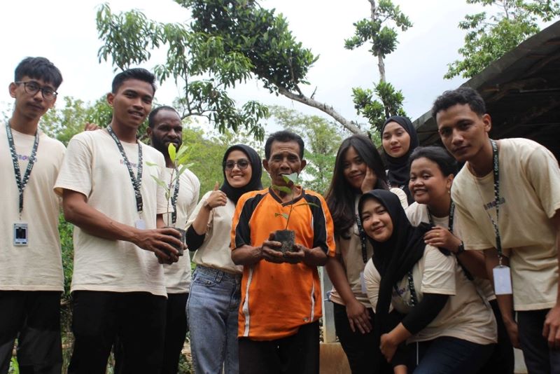 Mahasiswa KKN PPM UMBY membagikan bibit pohon akasia dan pohon nangka. Kegiatan ini guna menjaga ekologi di Dusun Ngerombo, Desa Bedoyo, kecamatan Ponjong, Gunungkidul.