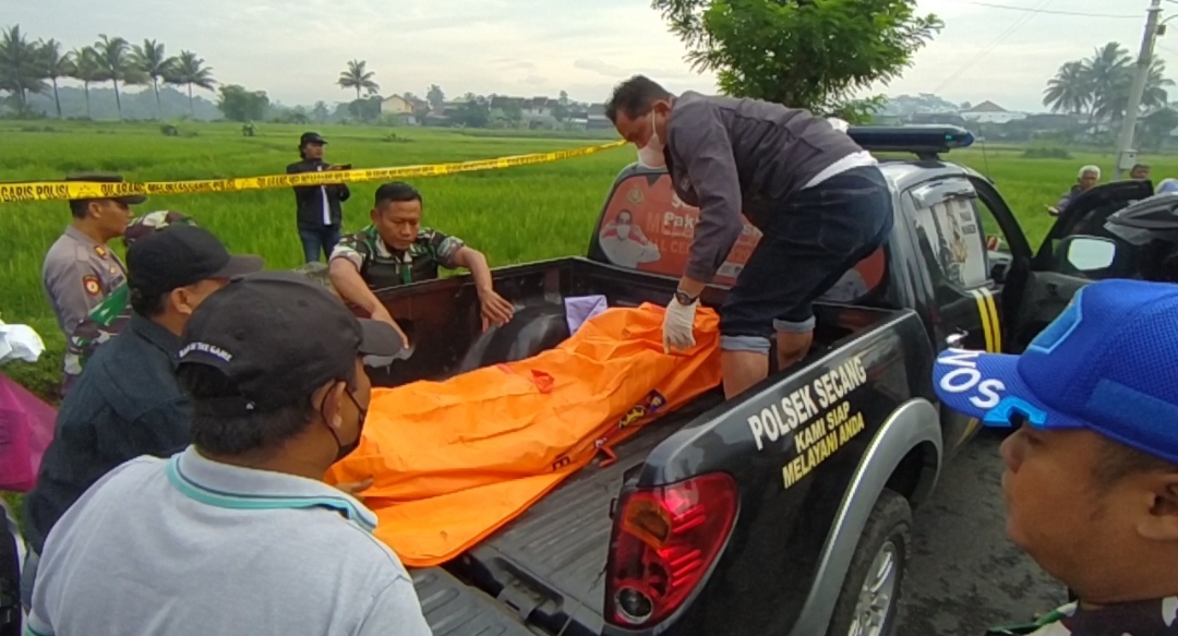 EVAKUASI: Mayat berjenis kelamin laki-laki ditemukan di tepi Jalan Payaman-Windusari, Secang pada Selasa pagi (6/2/2024).